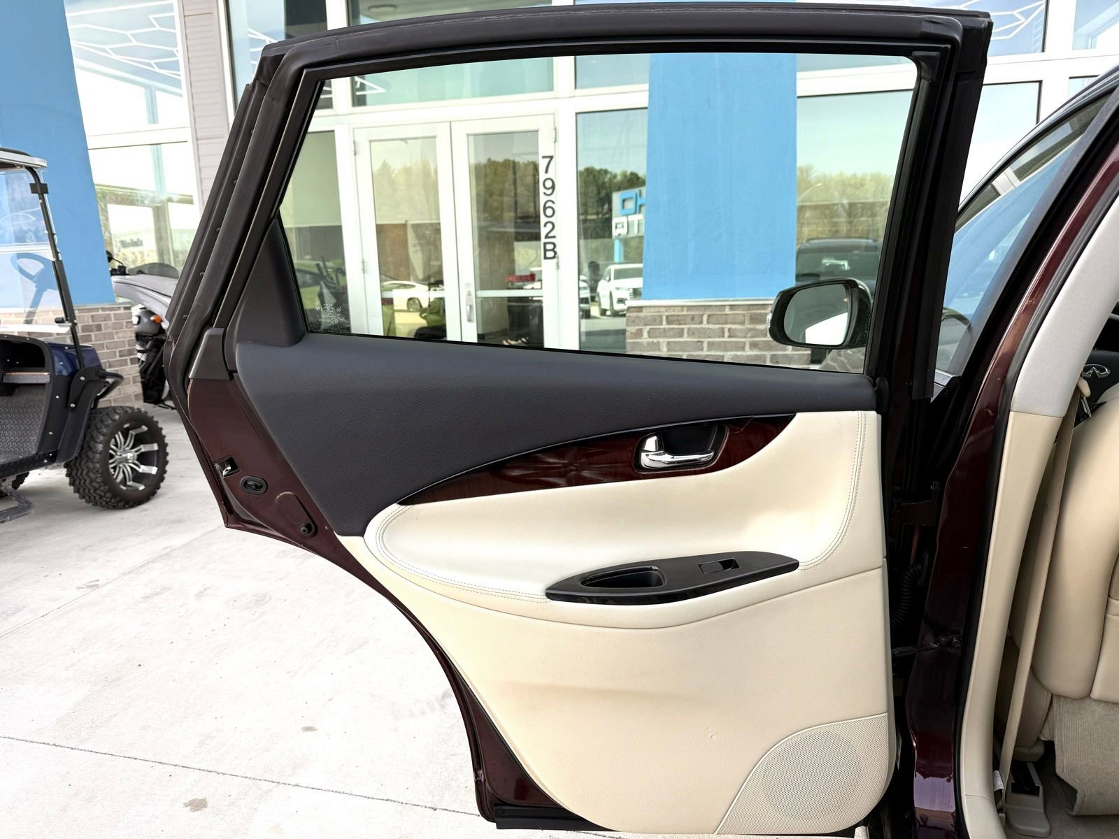 Used 2016 INFINITI QX50 2WD w/ Premium Plus Package image 23