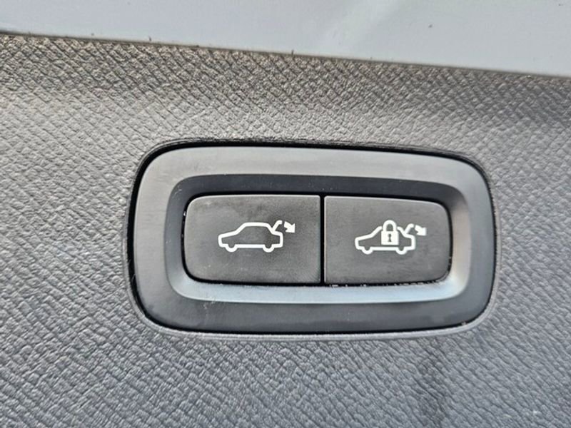 Used 2020 Volvo XC90 T5 Momentum image 14