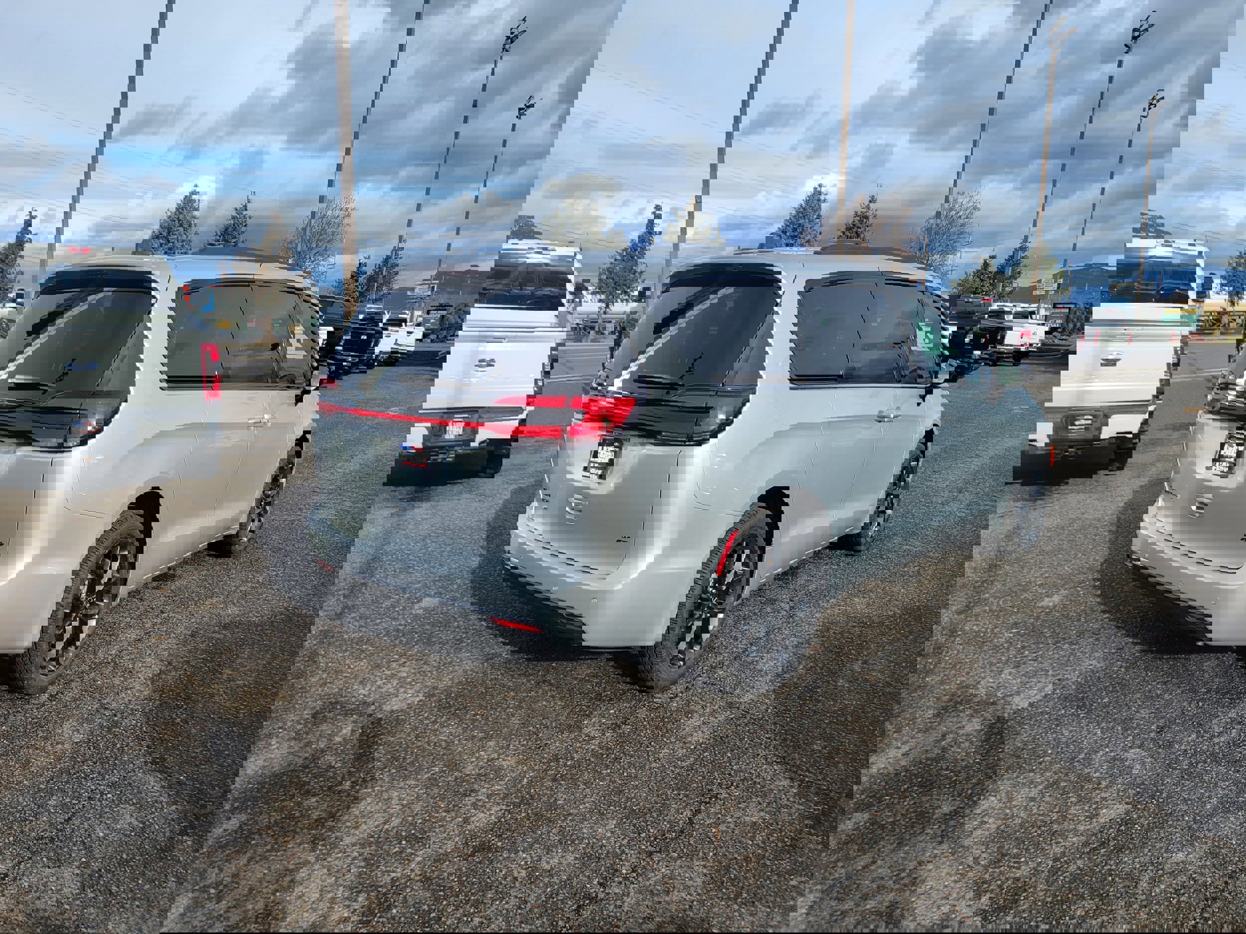 New 2026 Chrysler Pacifica Select image 3