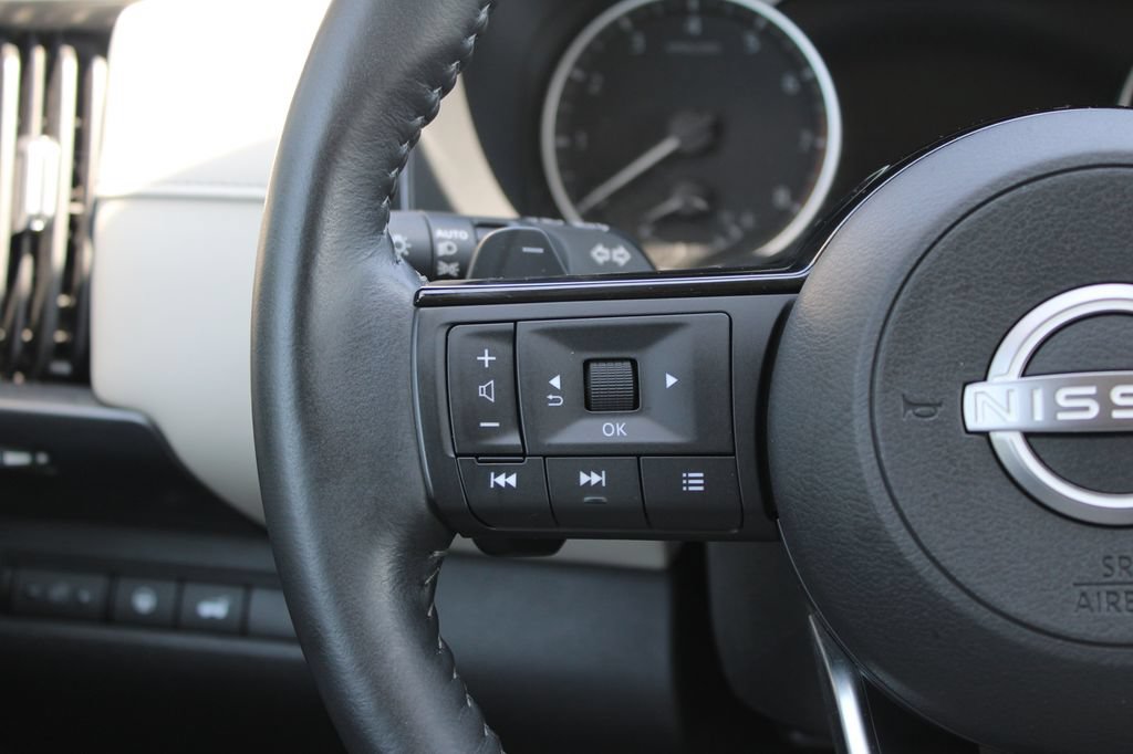 Used 2022 Nissan Pathfinder SL AWD/4WD image 16