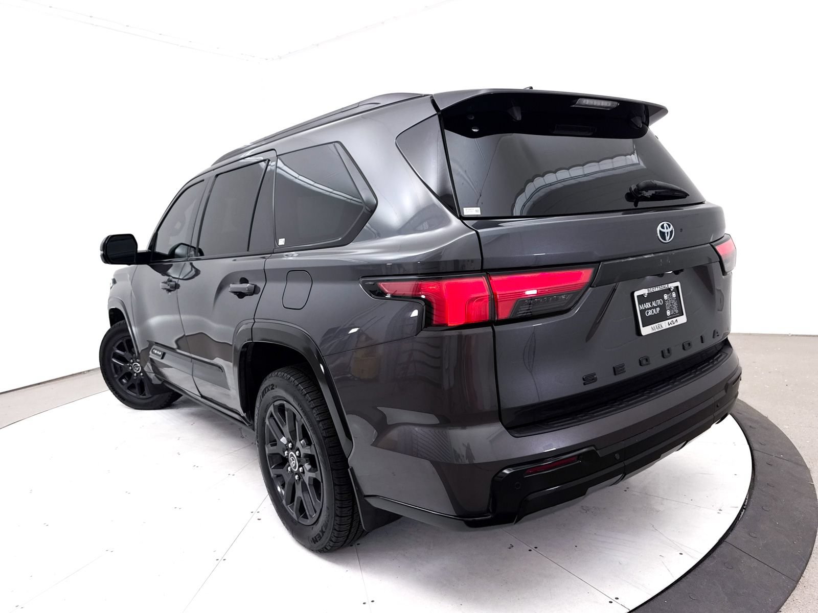Used 2023 Toyota Sequoia Platinum AWD/4WD image 7