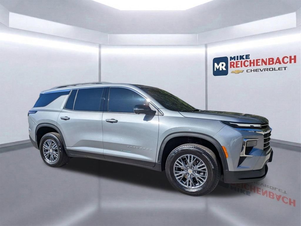 Used 2024 Chevrolet Traverse LT AWD/4WD image 2