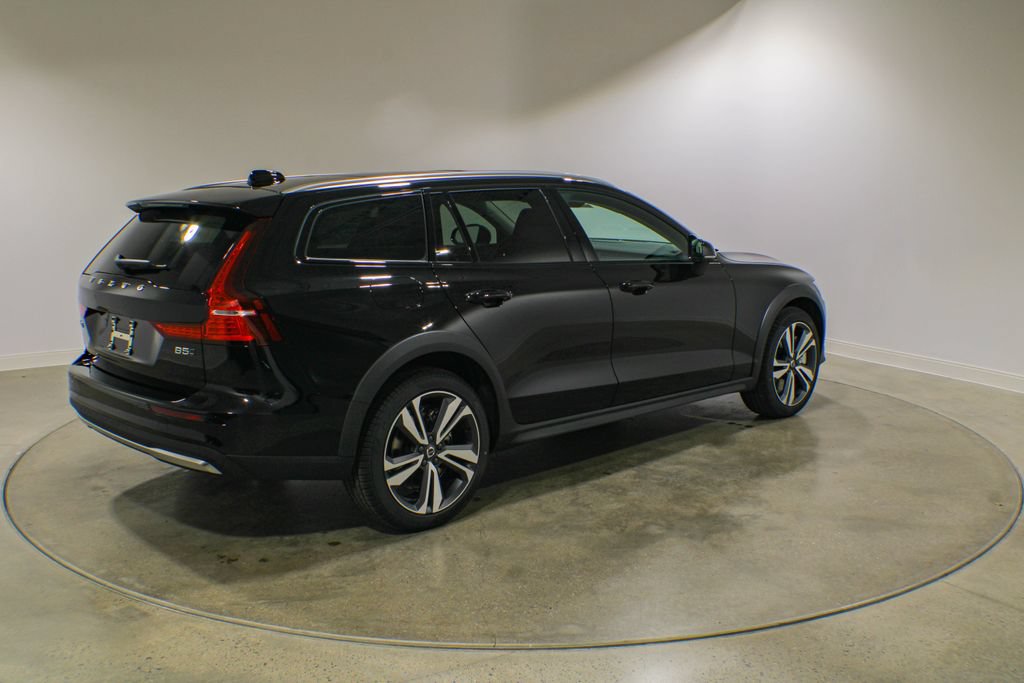 New 2026 Volvo V60 B5 Cross Country Plus w/ Climate Package AWD/4WD image 5