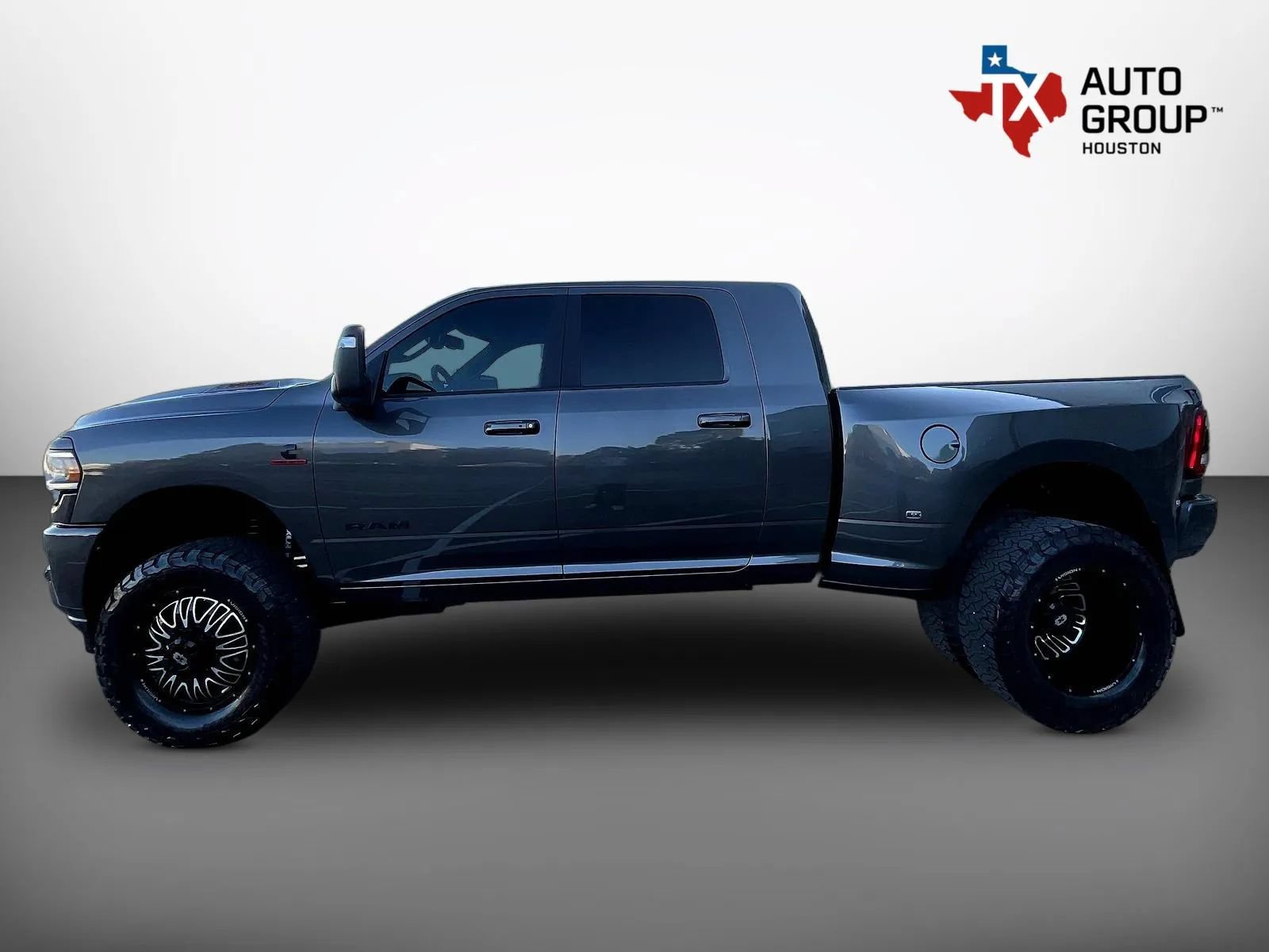 Used 2023 RAM 3500 Laramie w/ Night Edition AWD/4WD image 9