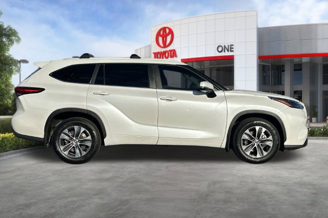Used 2023 Toyota Highlander XLE FWD image 3
