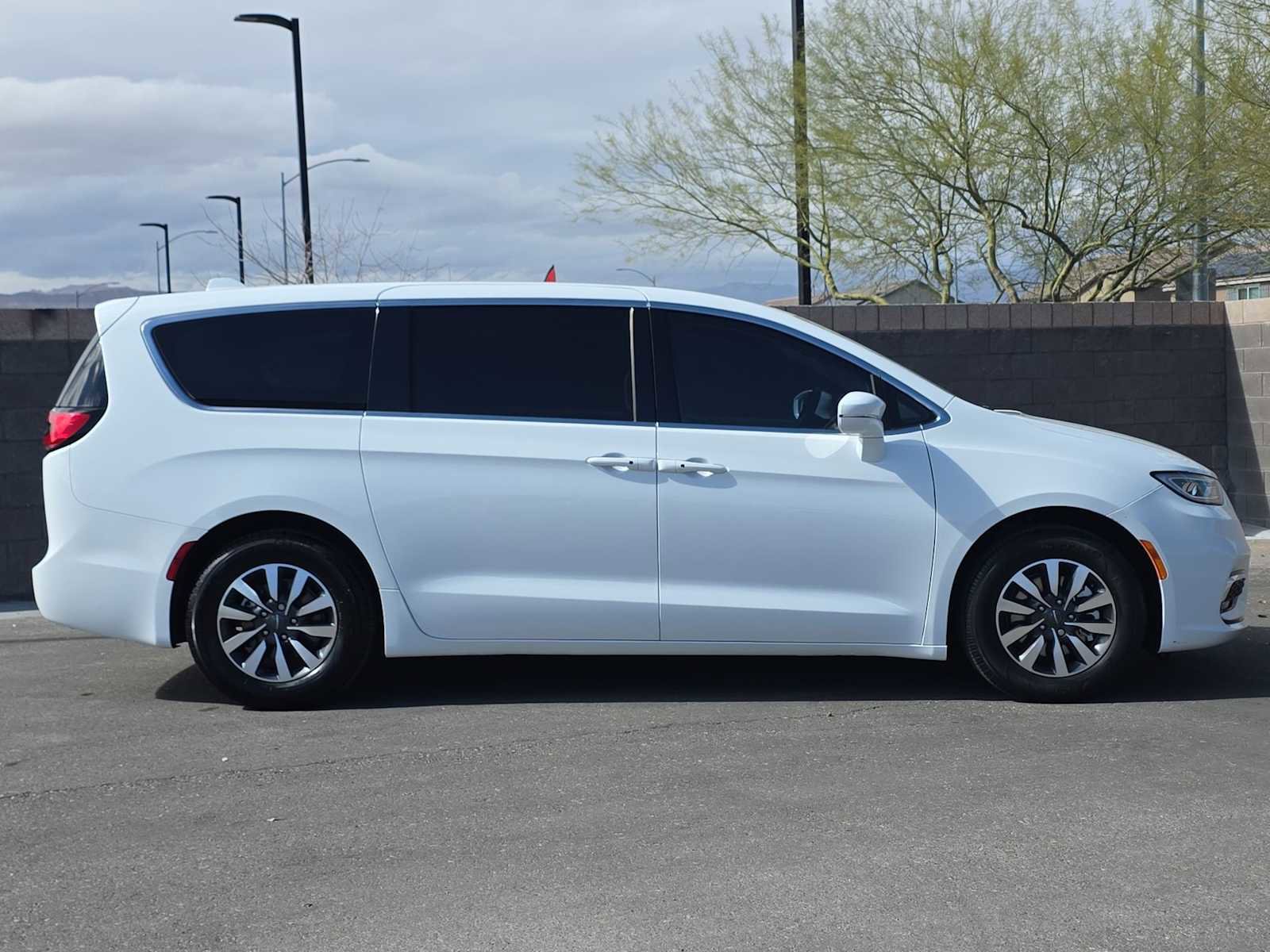 Used 2022 Chrysler Pacifica Touring-L image 10