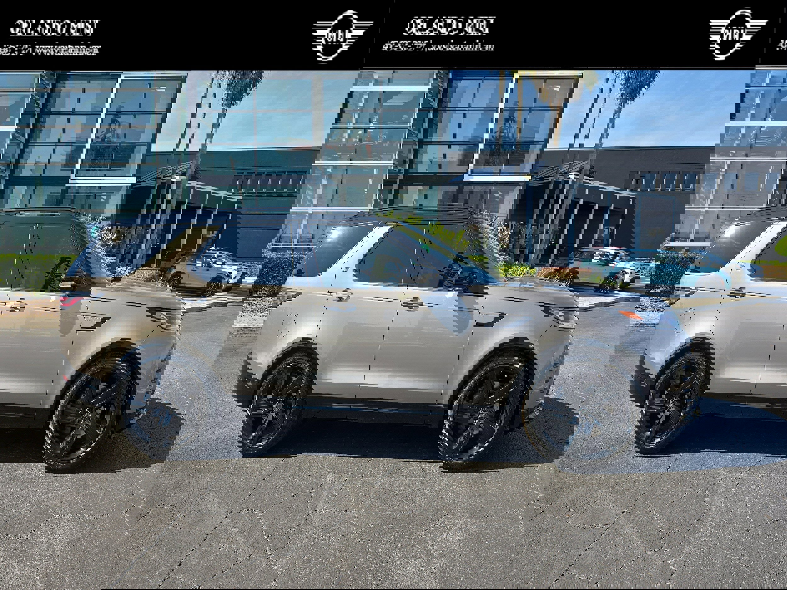 Used 2023 Land Rover Discovery S R-Dynamic image 1