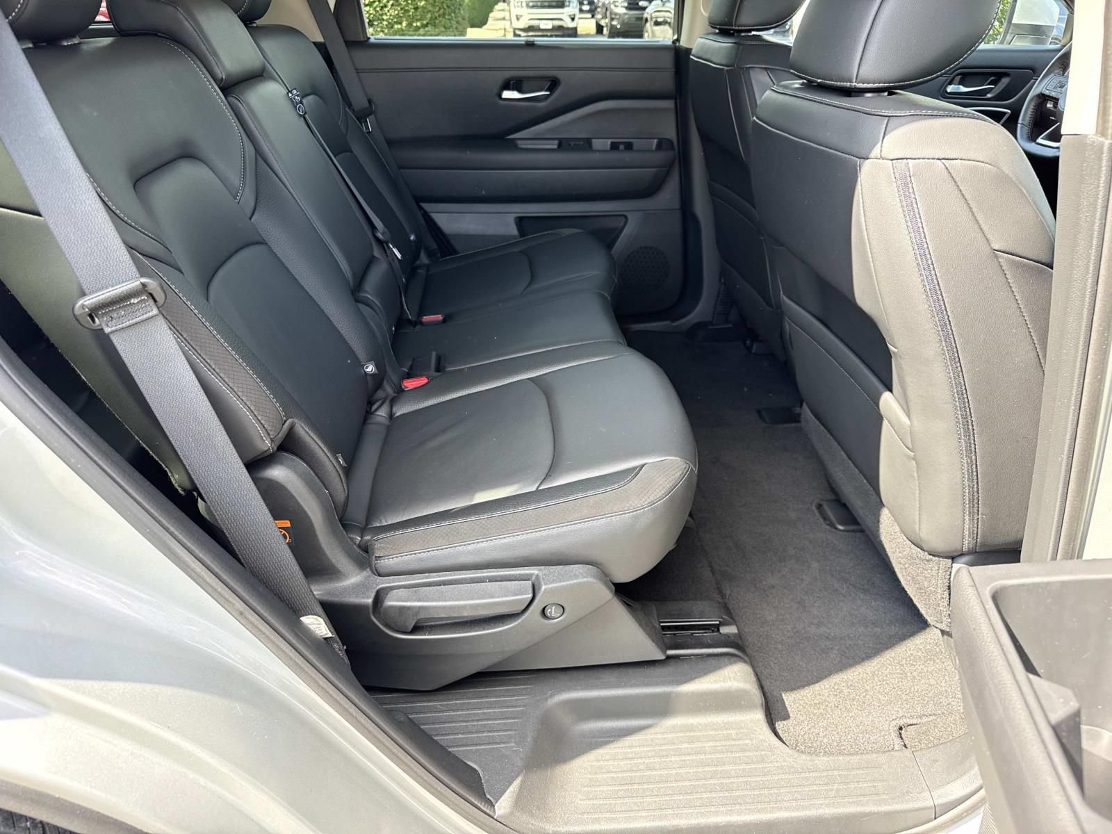 Used 2025 Nissan Pathfinder SL AWD/4WD image 26
