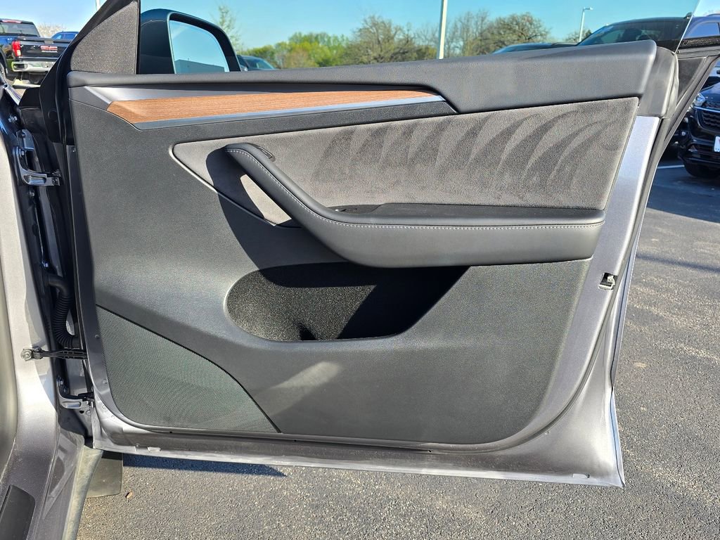 Used 2025 Tesla Model Y Long Range AWD/4WD image 31