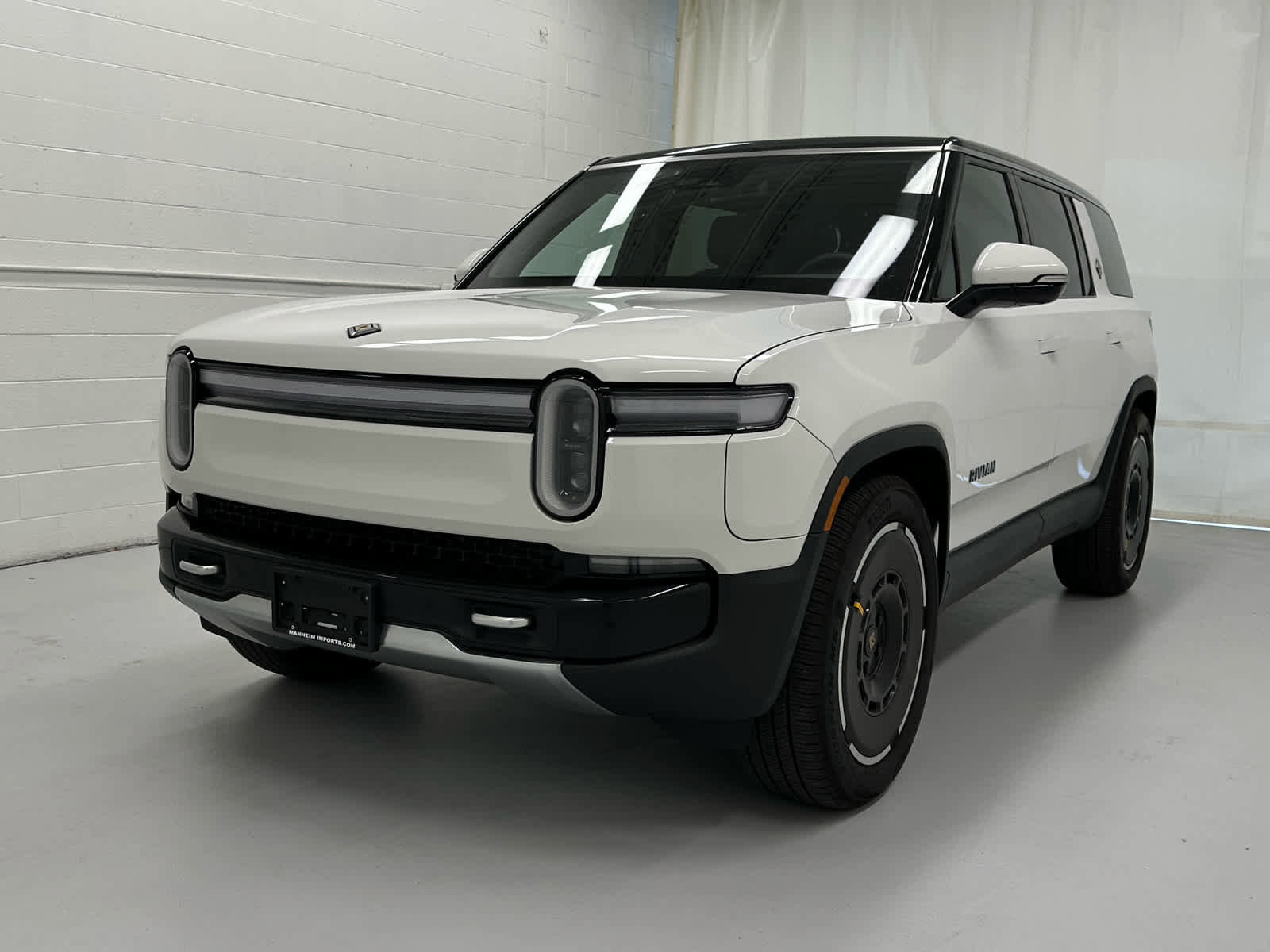 Used 2026 Rivian R1S Adventure image 4