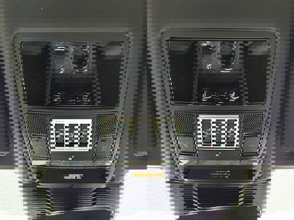 Certified 2025 Land Rover Discovery S image 32