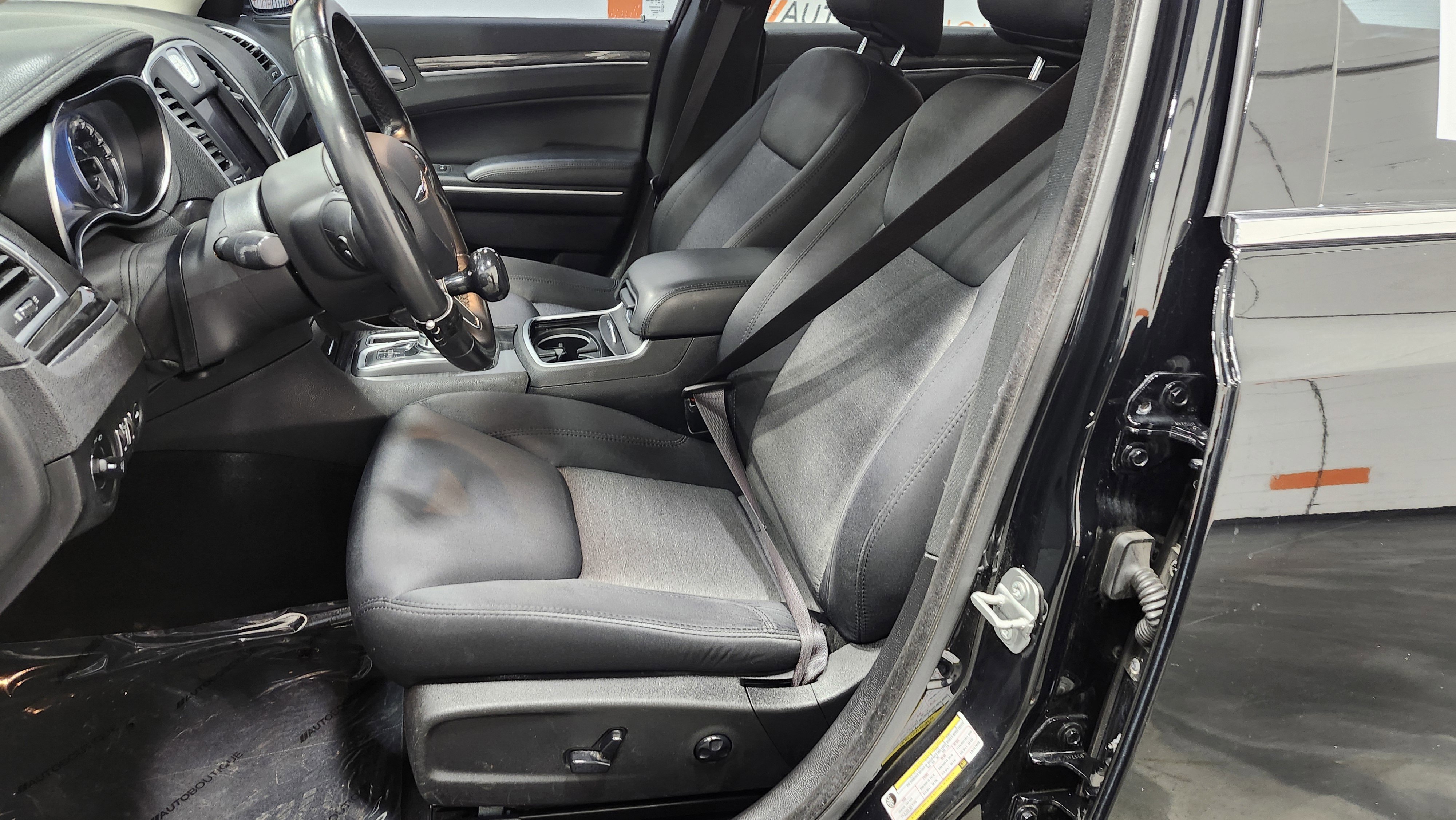 Used 2020 Chrysler 300 Touring w/ Driver Convenience Group image 23