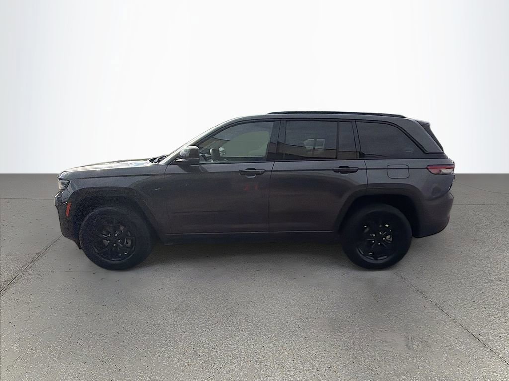 Used 2024 Jeep Grand Cherokee Altitude RWD image 7