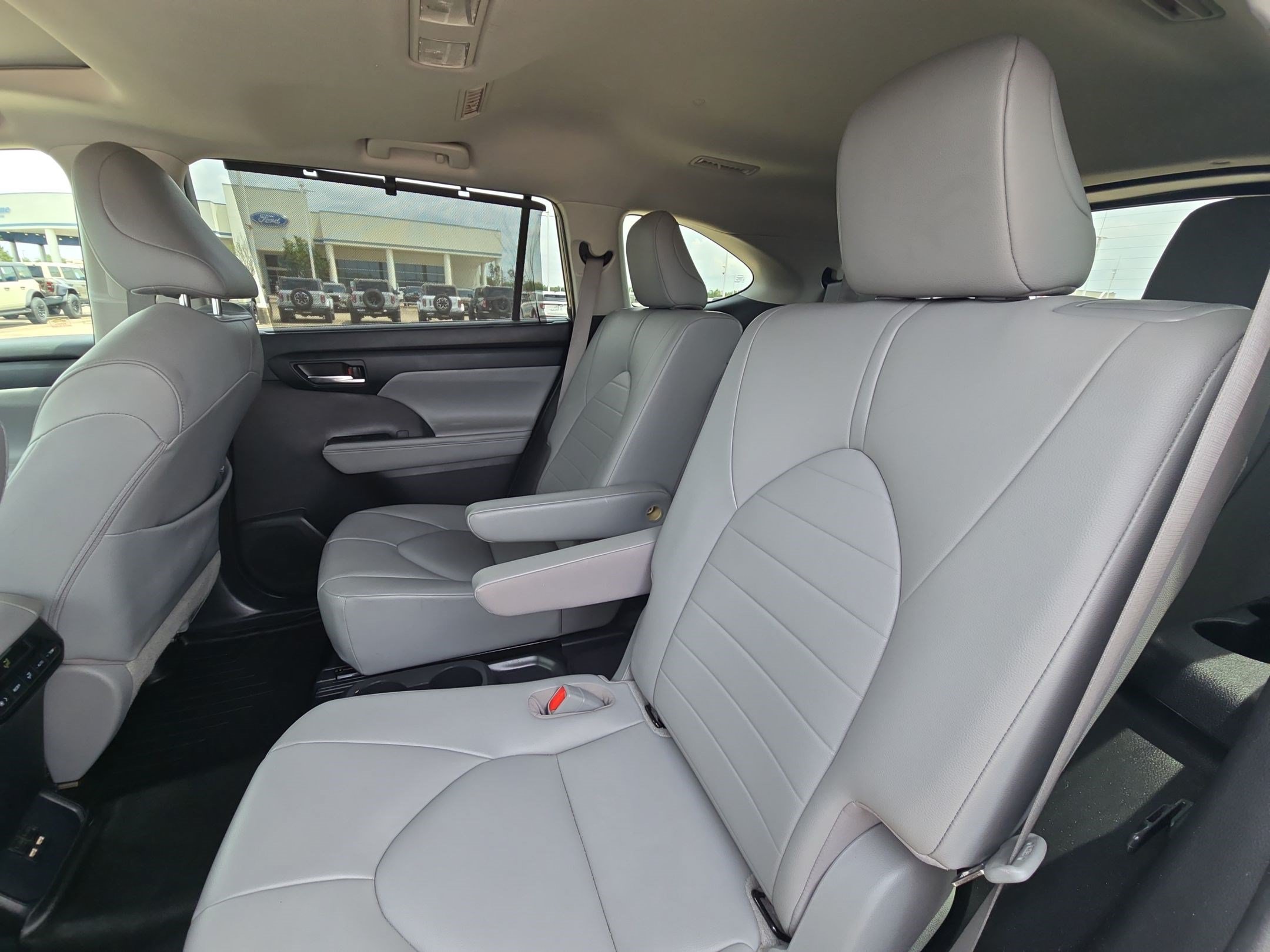 Used 2020 Toyota Highlander XLE FWD image 26