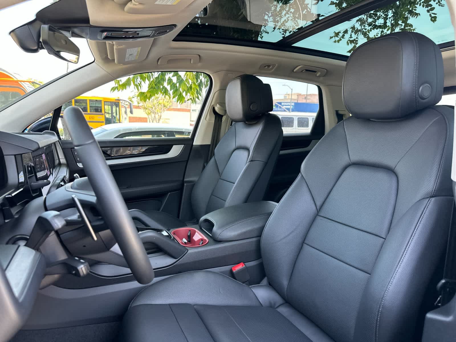 Certified 2025 Porsche Cayenne AWD/4WD image 5