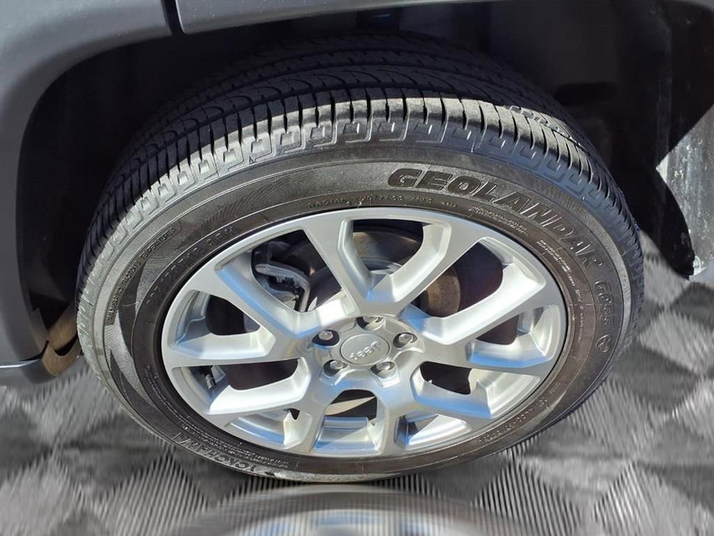 Certified 2024 Jeep Compass Latitude image 18