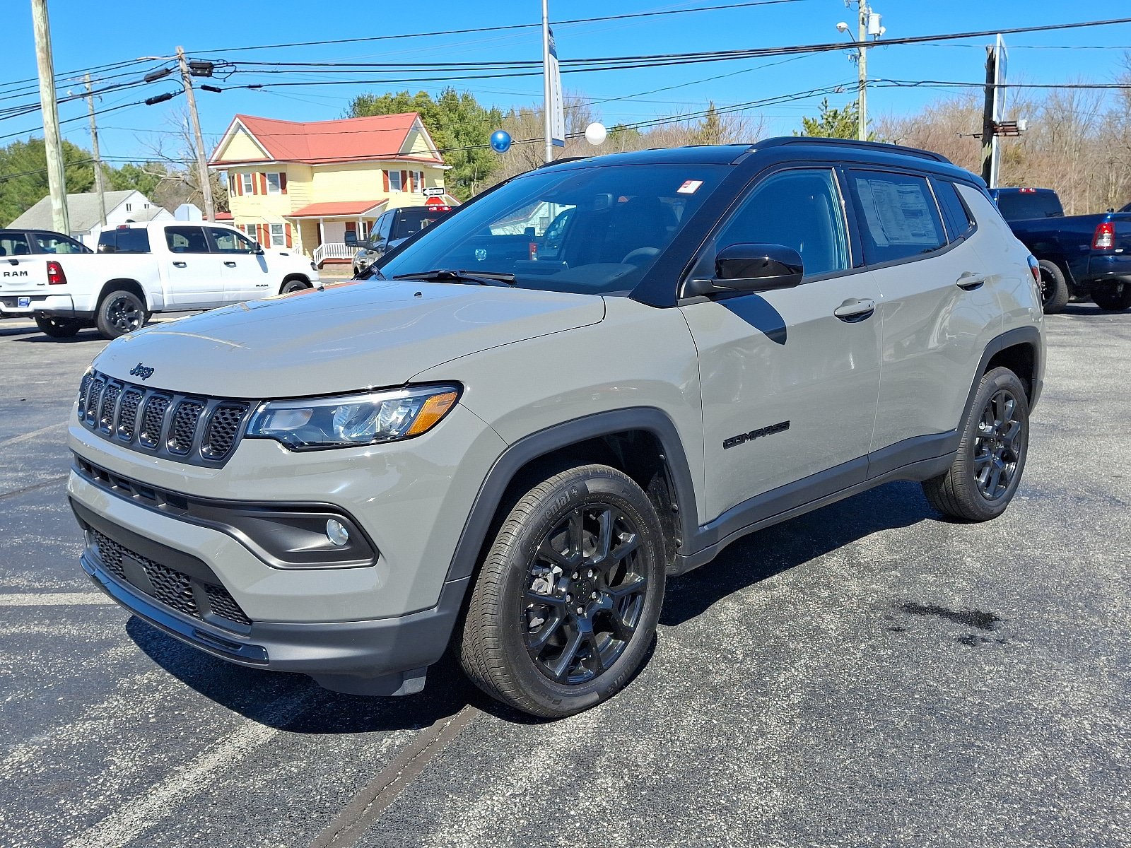 Used 2024 Jeep Compass Latitude w/ Convenience Group AWD/4WD image 3