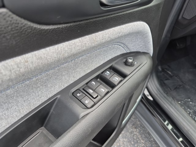 Used 2025 Jeep Compass Latitude w/ Sun & Sound Group AWD/4WD image 10
