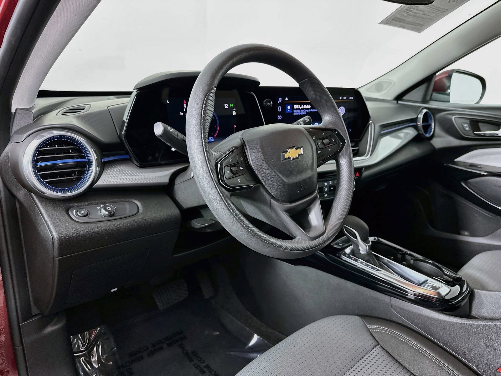 Used 2025 Chevrolet Trax LT FWD image 10