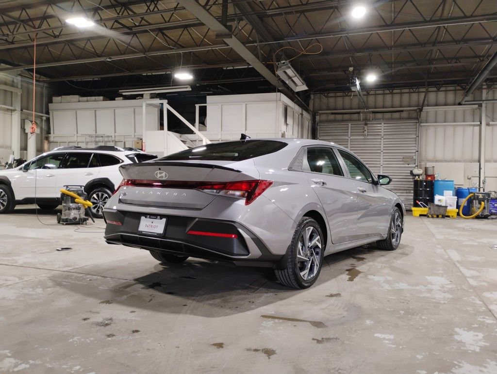 Used 2025 Hyundai Elantra Sport image 3