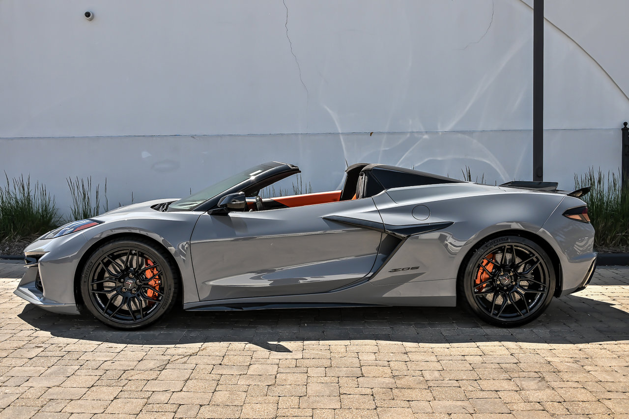 Used 2025 Chevrolet Corvette Z06 w/ Stealth Interior Trim Package RWD image 9