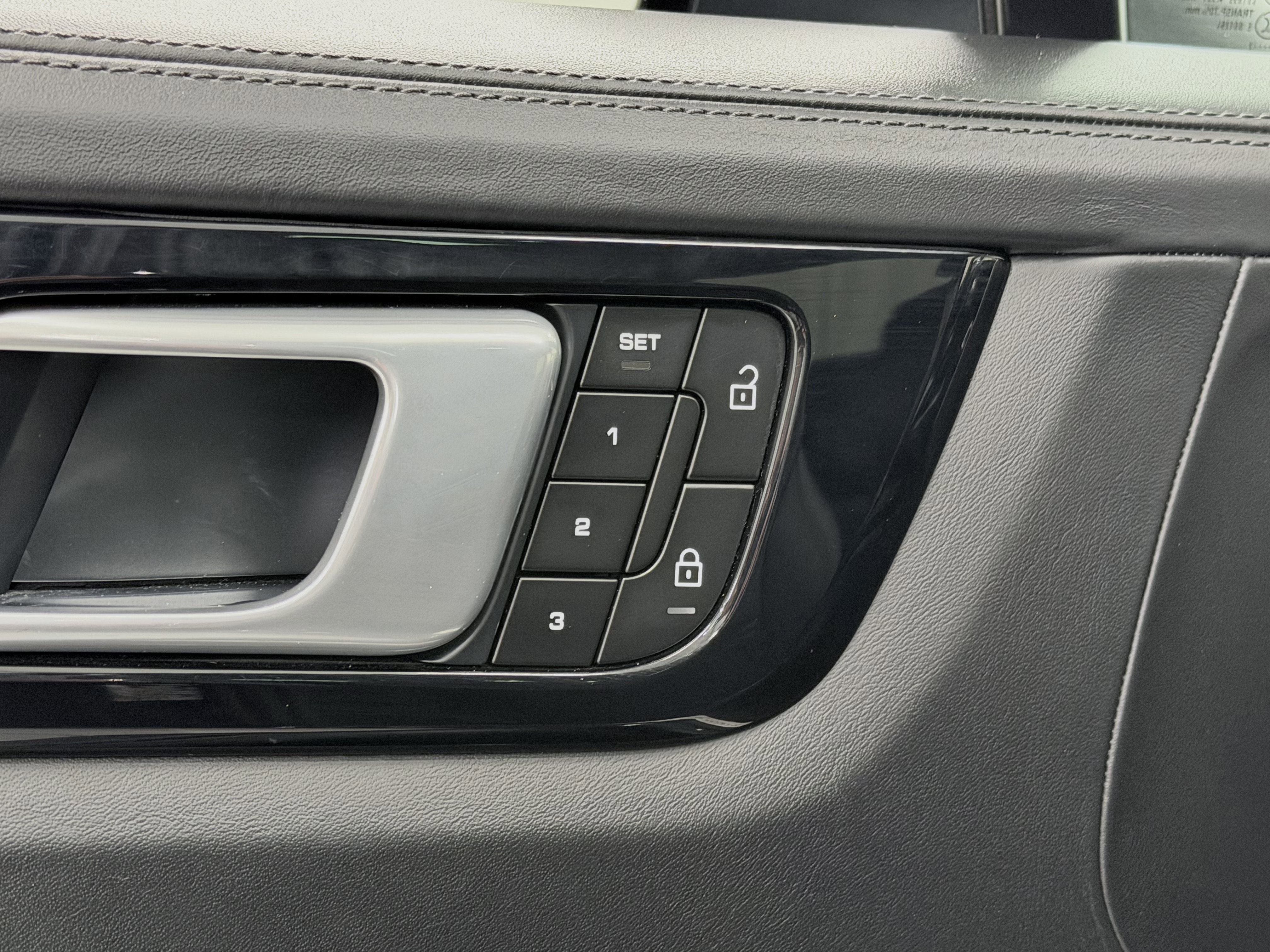 Certified 2022 Porsche Cayenne Platinum Edition image 30