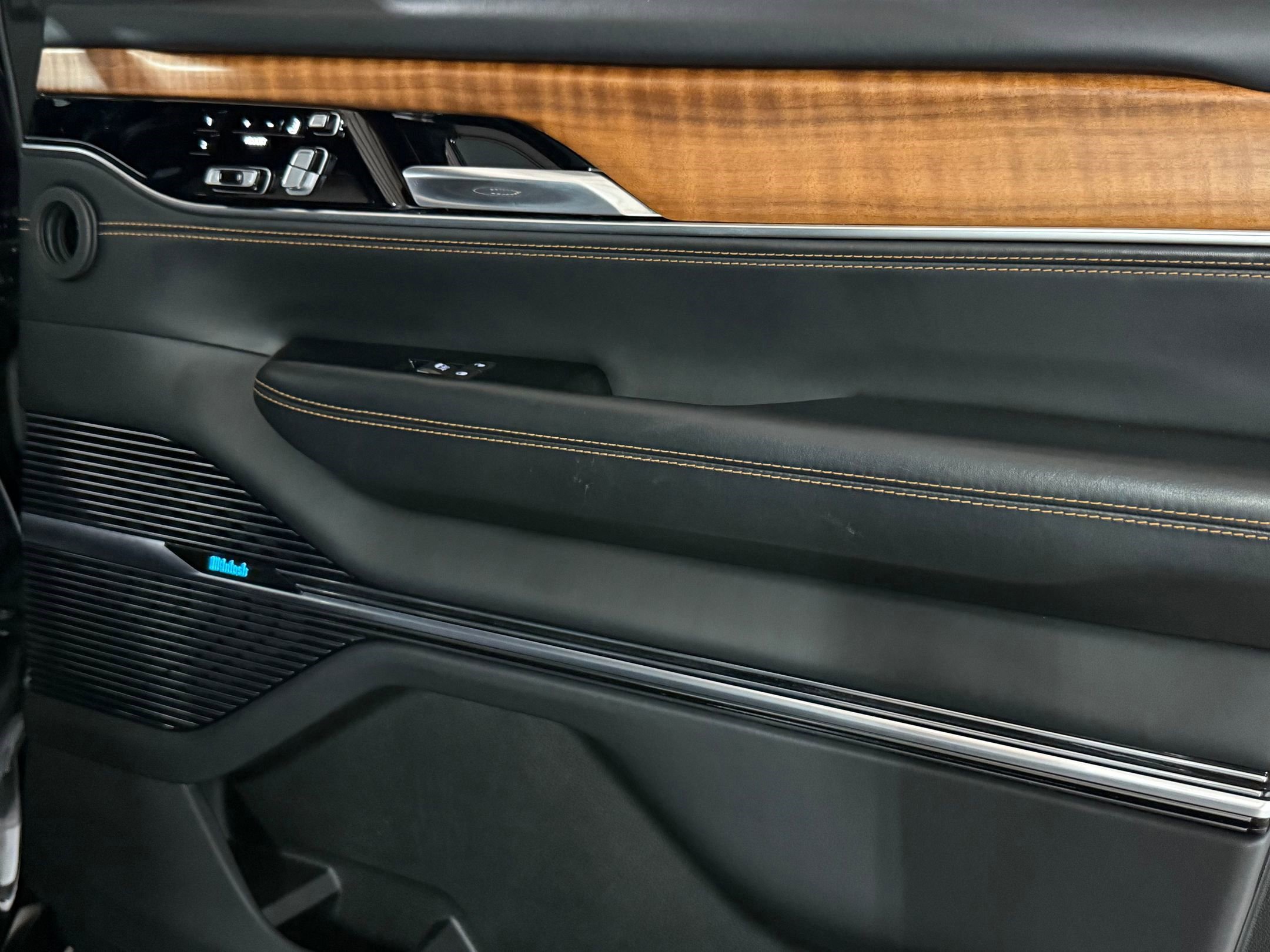 Used 2024 Jeep Grand Wagoneer Series III w/ HD Trailer Tow Package image 18