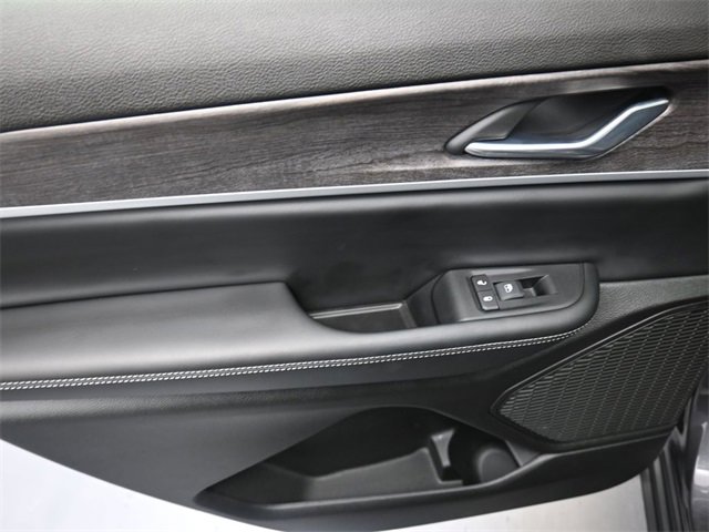 Used 2025 Jeep Grand Cherokee L Limited w/ Black Appearance Package image 19