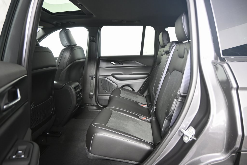 New 2025 Jeep Grand Cherokee Altitude image 17