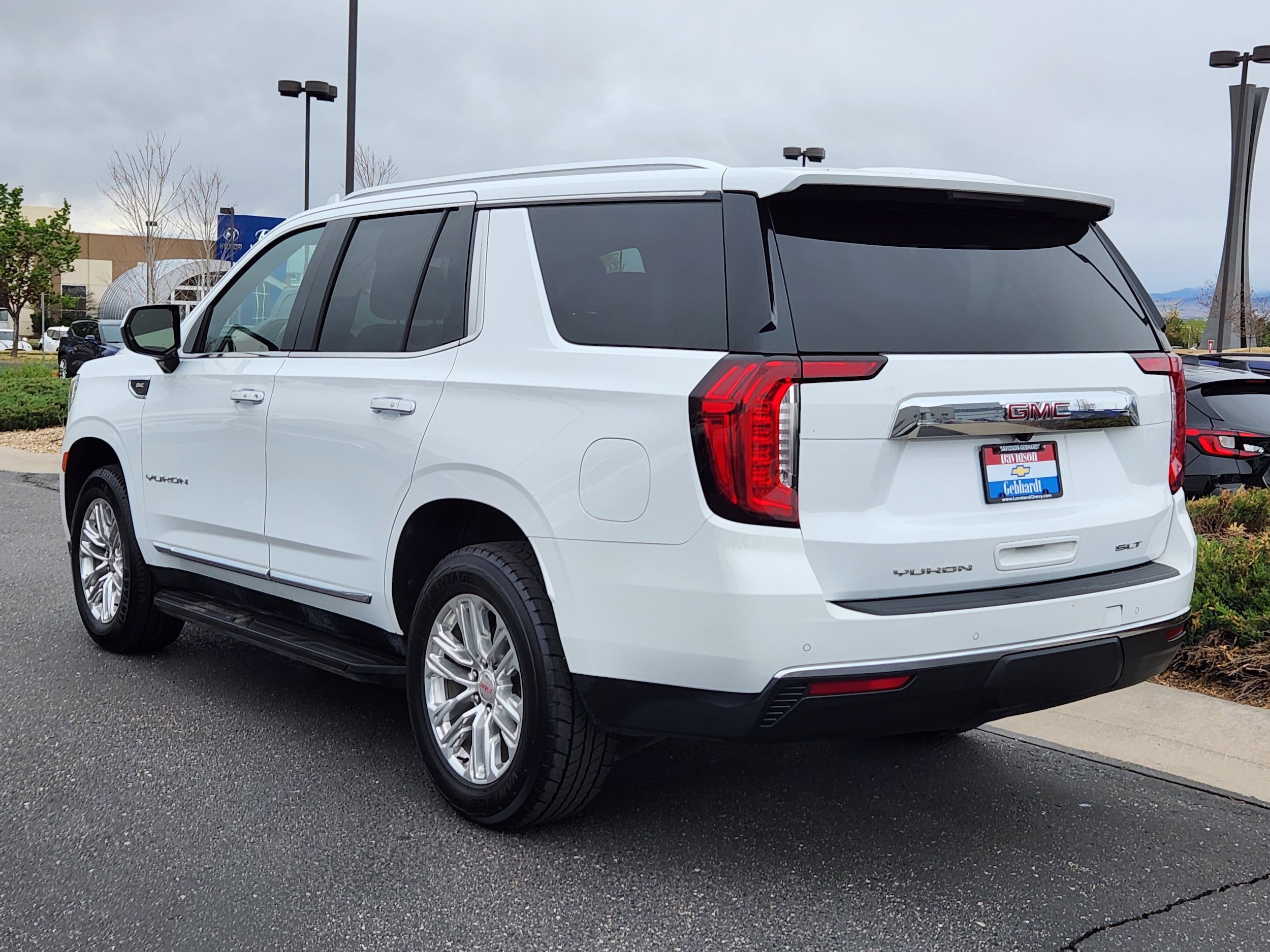 Used 2024 GMC Yukon SLT AWD/4WD image 3