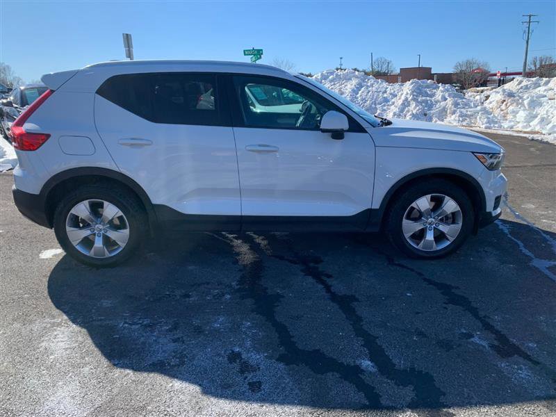 Used 2019 Volvo XC40 T5 Momentum image 3