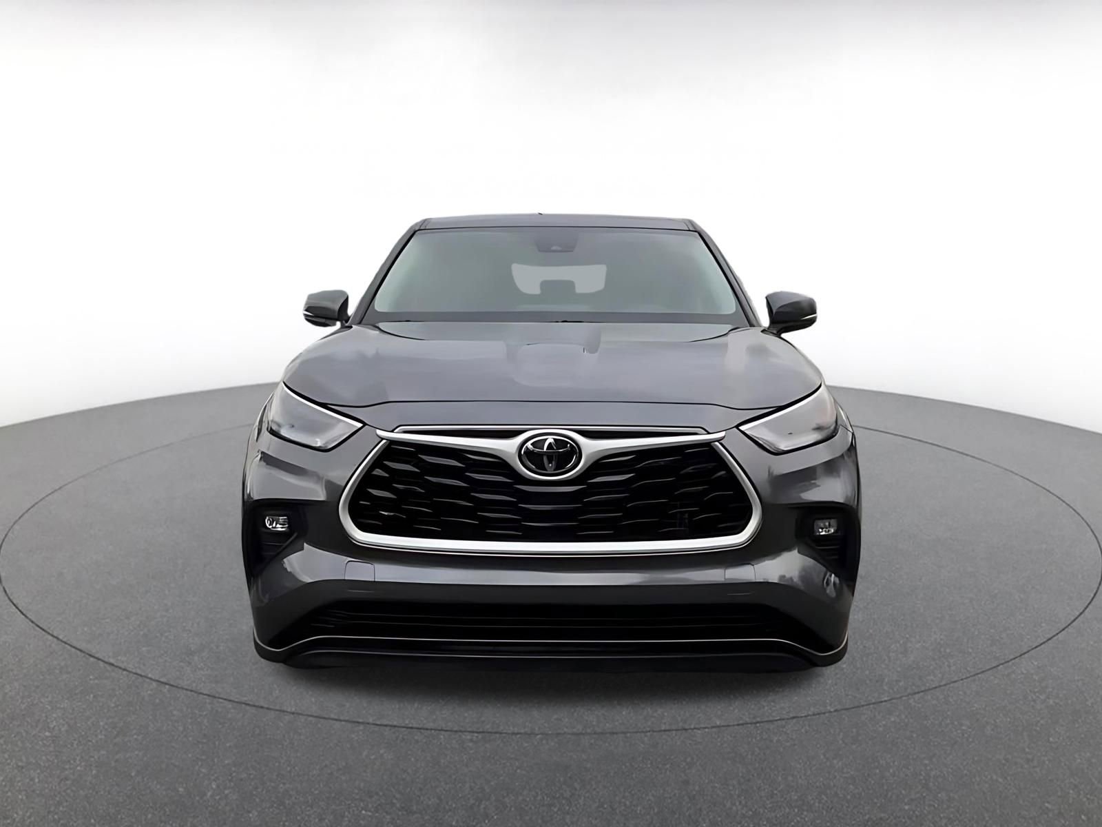 Used 2025 Toyota Highlander LE image 4