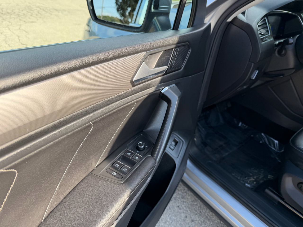 Used 2022 Volkswagen Tiguan SE image 10