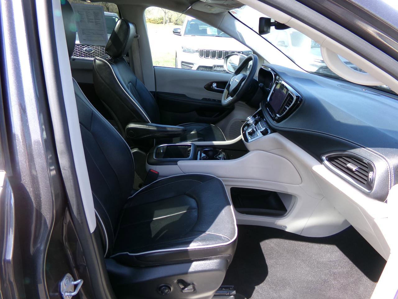 Used 2022 Chrysler Pacifica Limited FWD image 56