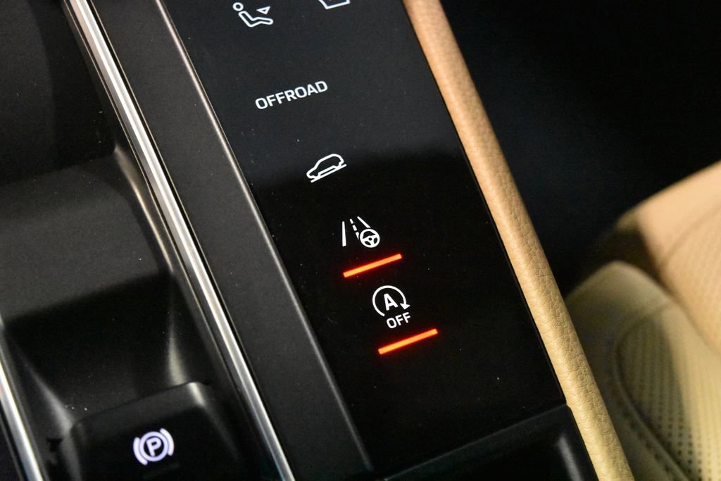 Certified 2025 Porsche Macan image 17