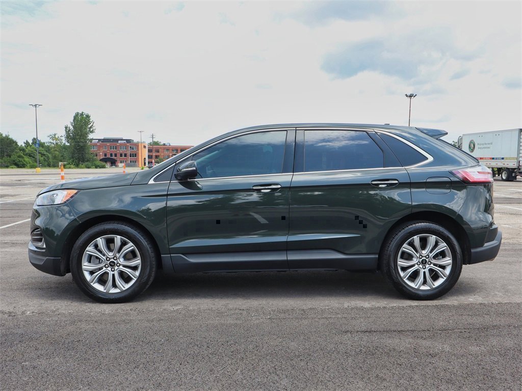 Used 2024 Ford Edge Titanium image 2