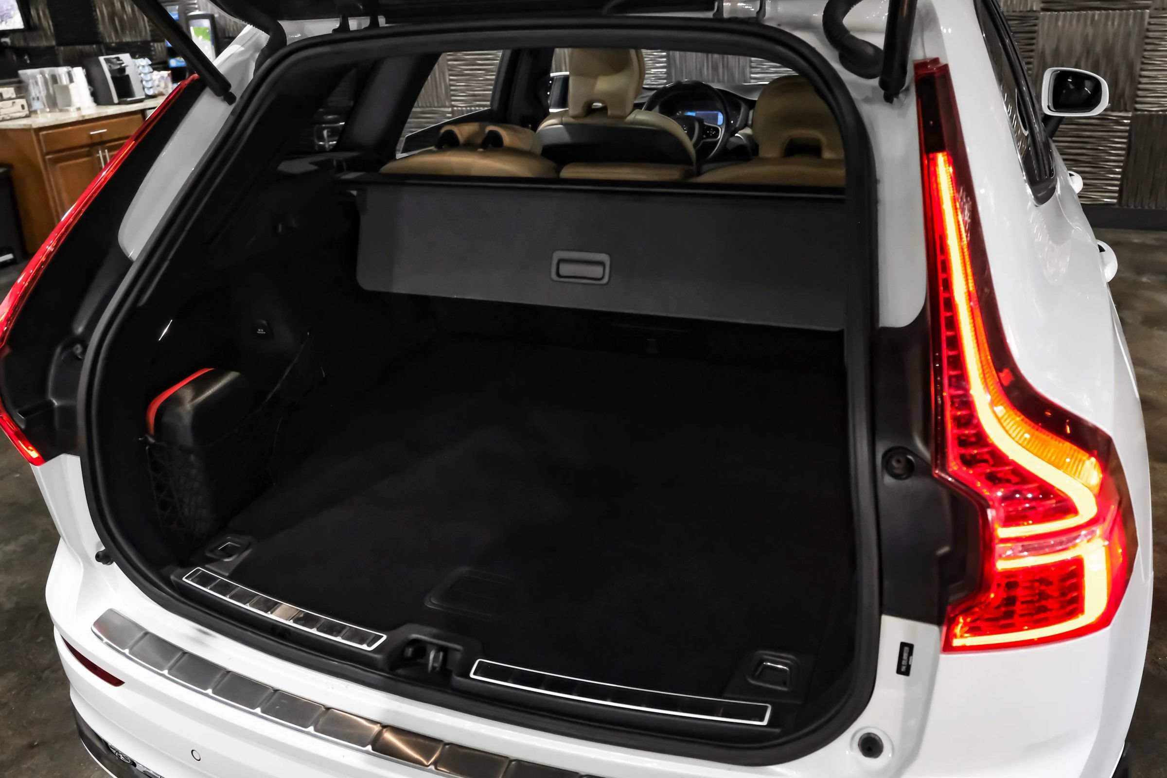 Used 2022 Volvo XC60 B5 Inscription w/ Advanced Package FWD image 46