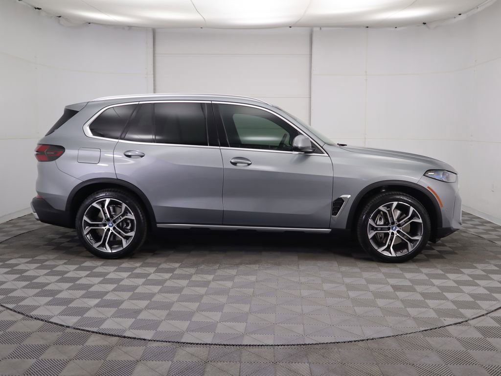 Used 2025 BMW X5 xDrive50e w/ Parking Assistance Package AWD/4WD image 4