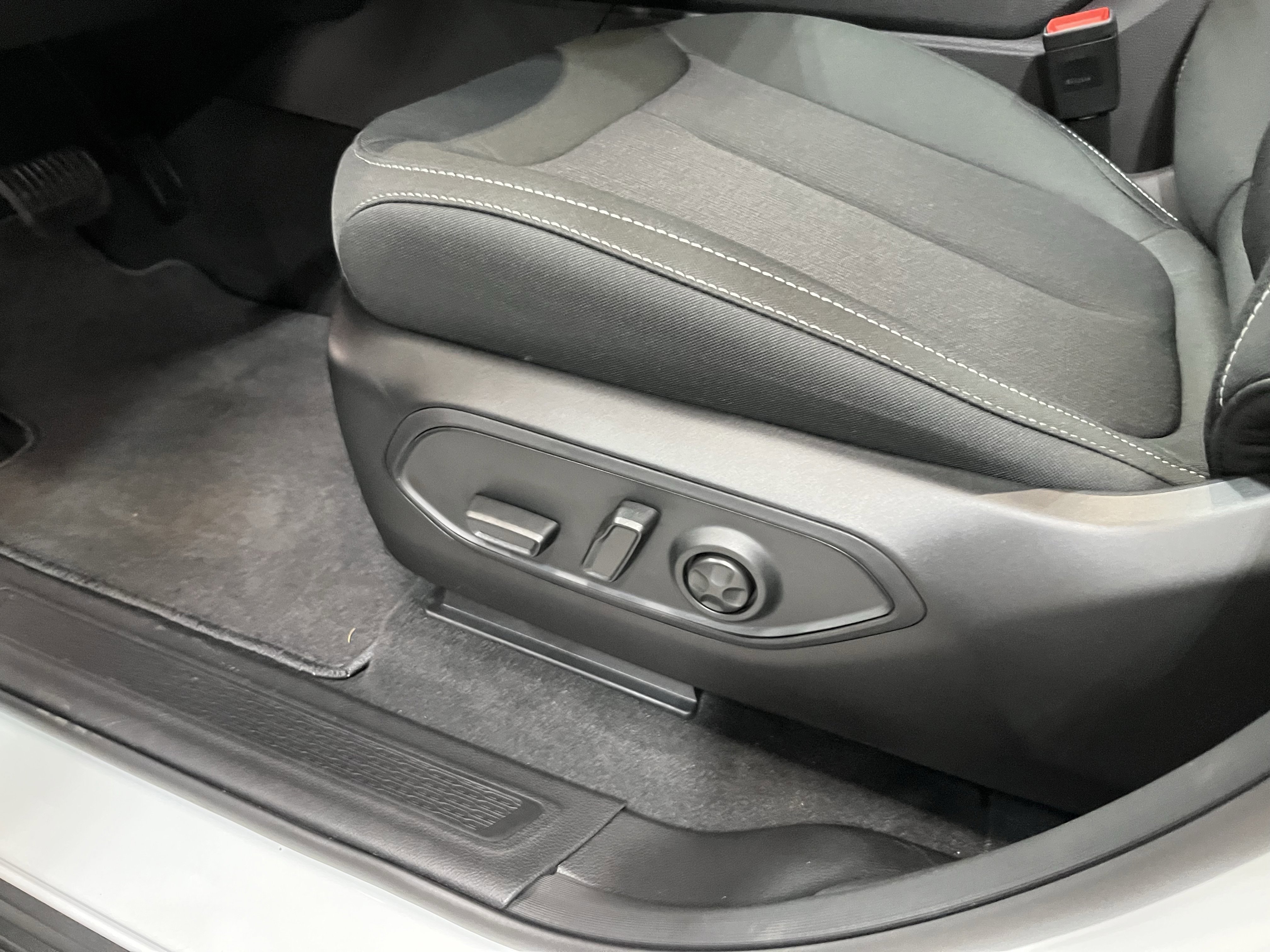 Certified 2025 Jeep Grand Cherokee Laredo w/ Luxury Tech Group I image 18