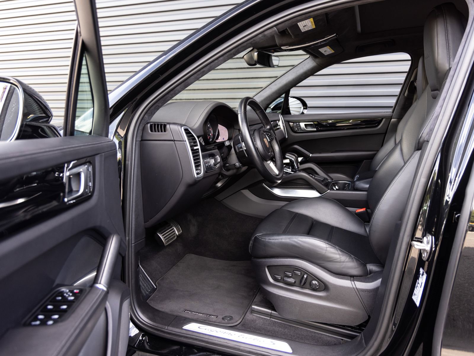 Certified 2023 Porsche Cayenne Turbo S AWD/4WD image 23