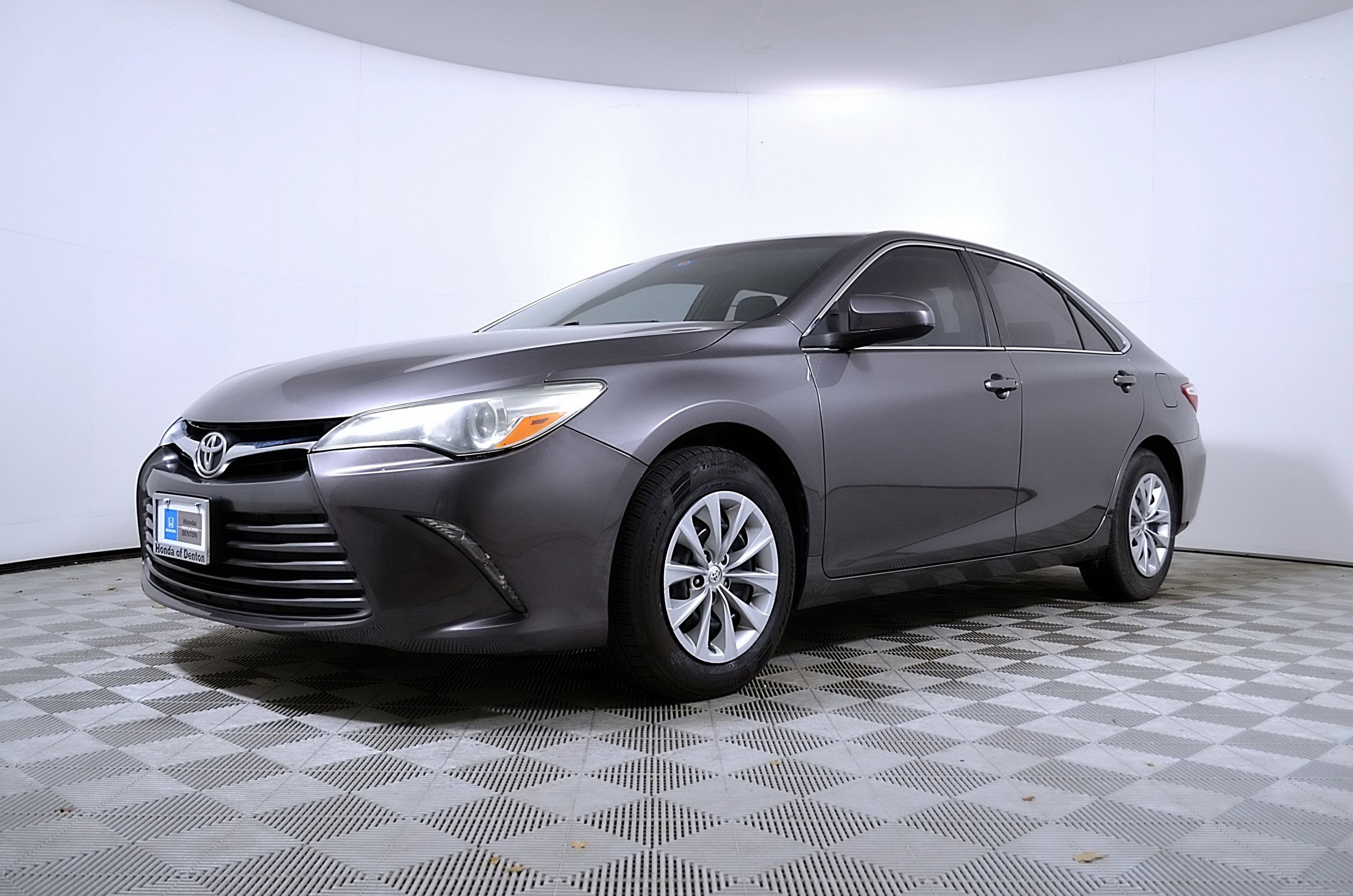 Used 2016 Toyota Camry LE FWD image 3