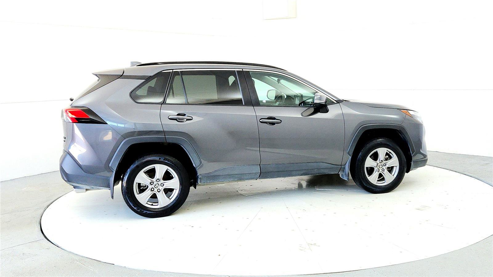 Used 2022 Toyota RAV4 XLE AWD/4WD image 6
