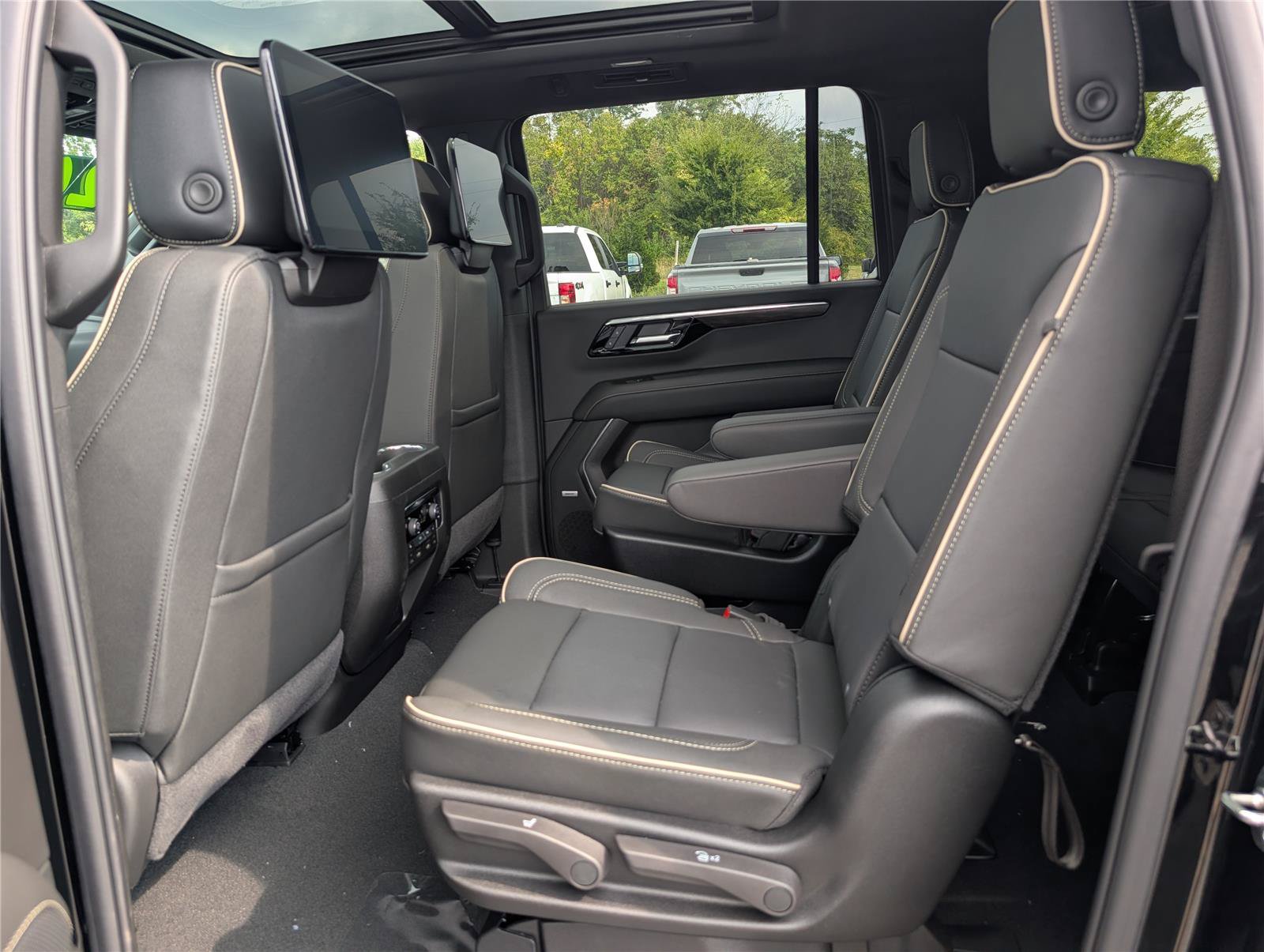 New 2026 Chevrolet Suburban Premier AWD/4WD image 13