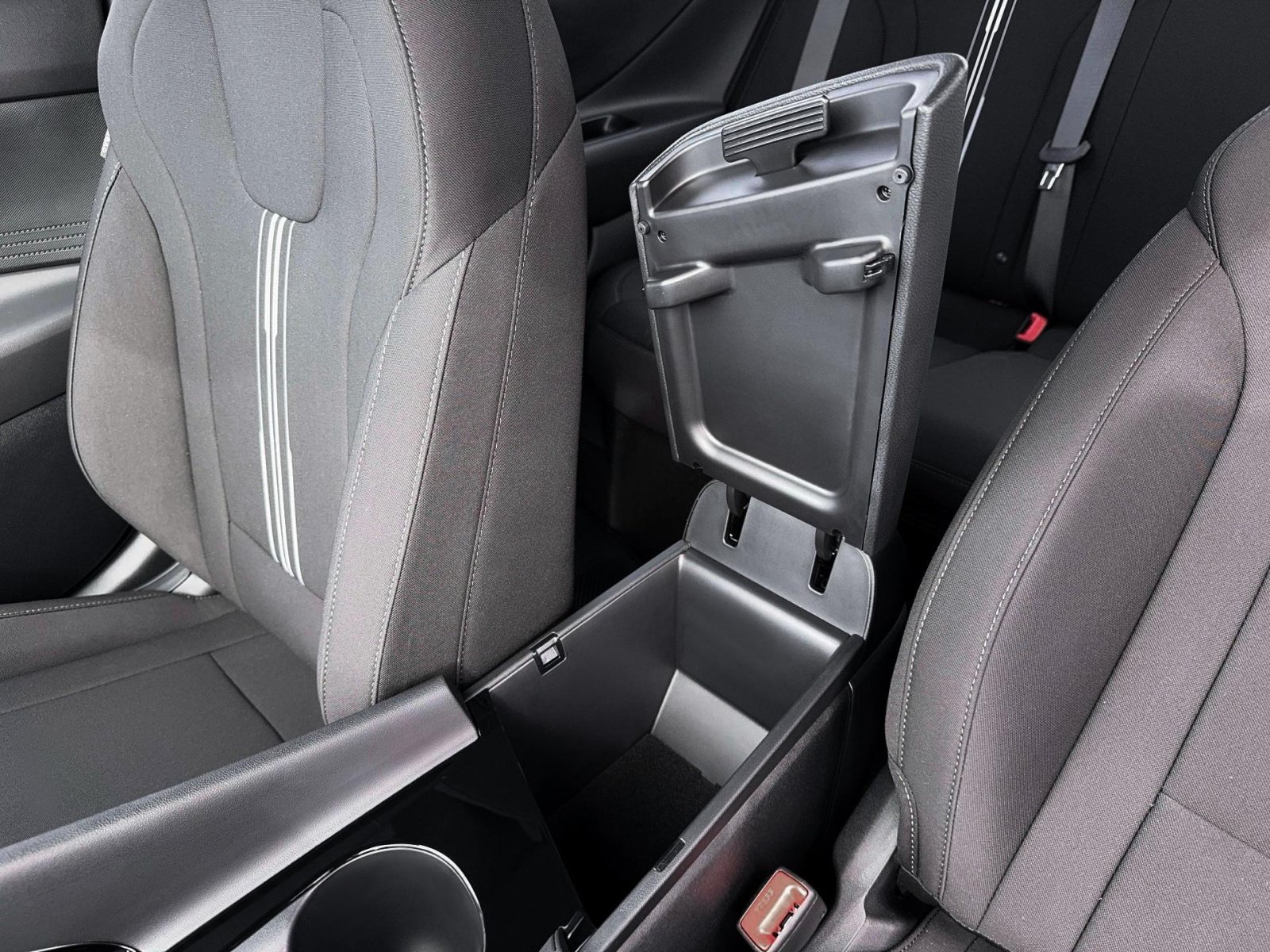 New 2026 Hyundai Elantra Hybrid FWD image 18