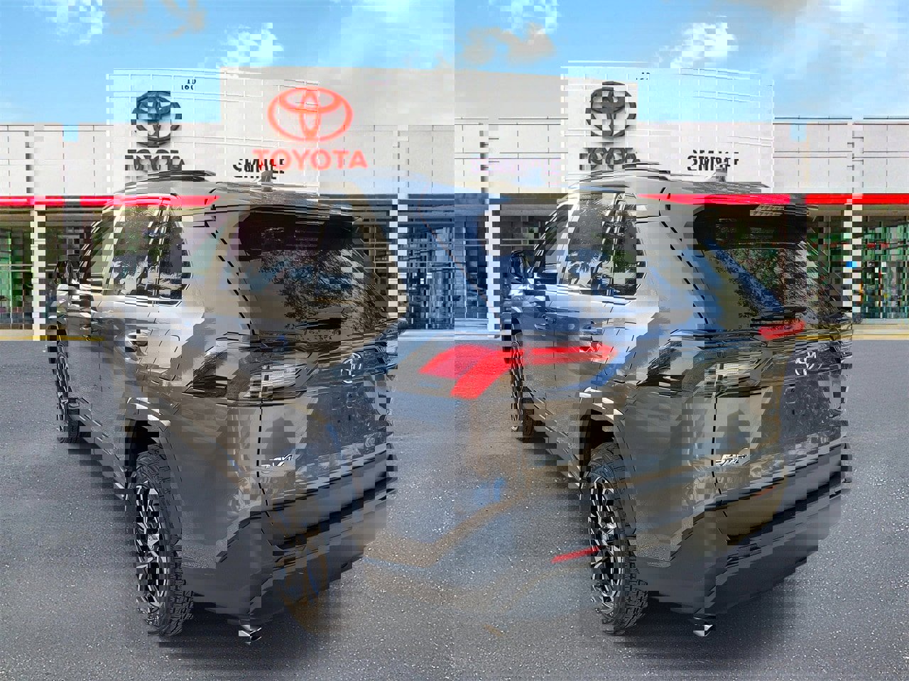 Used 2021 Toyota RAV4 LE image 4