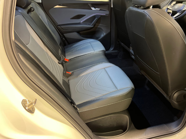 Used 2025 Volkswagen Tiguan SE FWD image 13