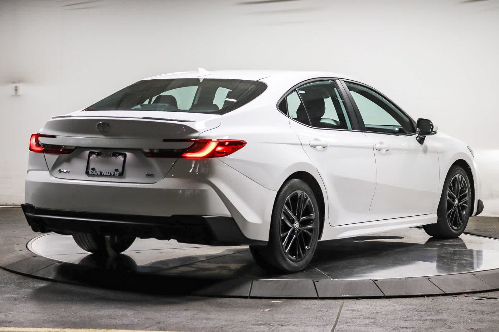 Used 2025 Toyota Camry SE w/ Convenience Package FWD image 6