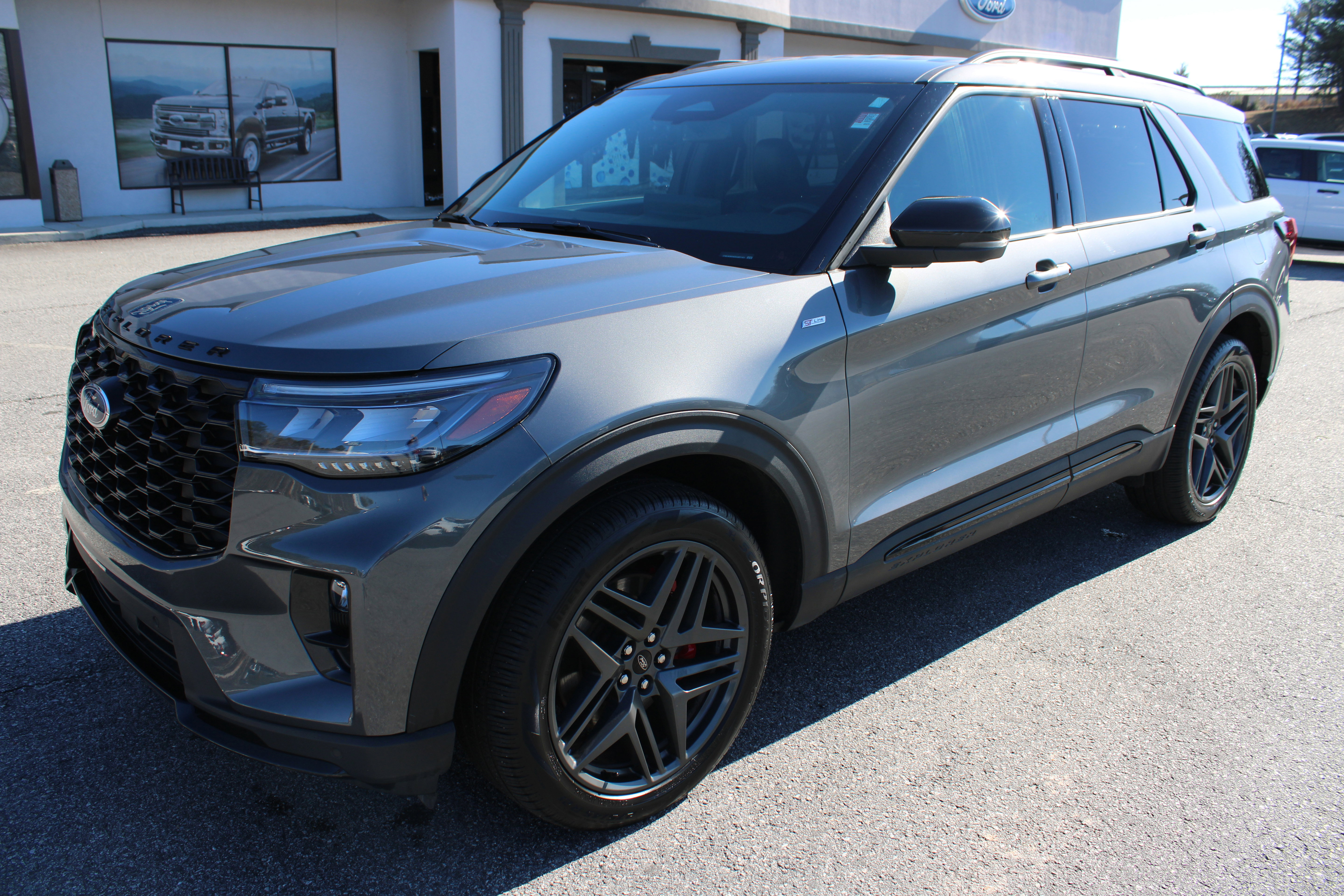 Used 2025 Ford Explorer ST-Line w/ Premium Package image 2