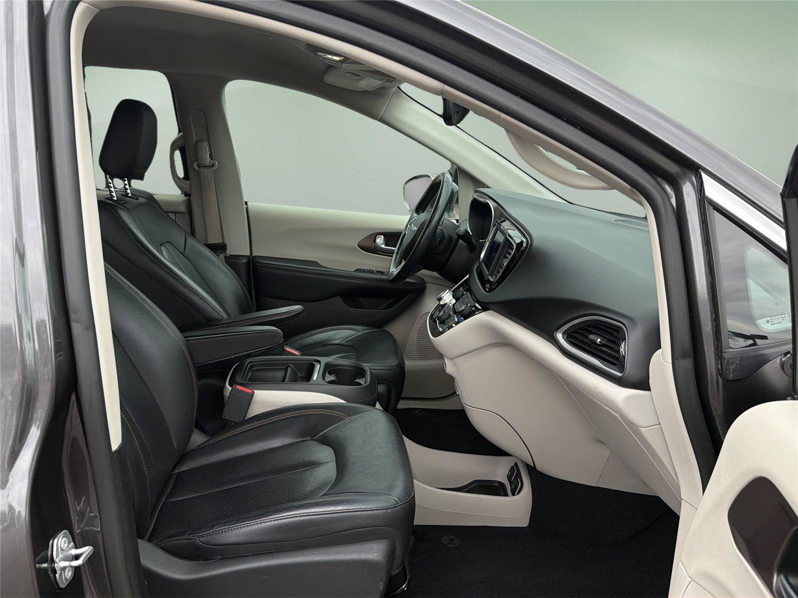 Used 2019 Chrysler Pacifica Touring-L FWD image 12