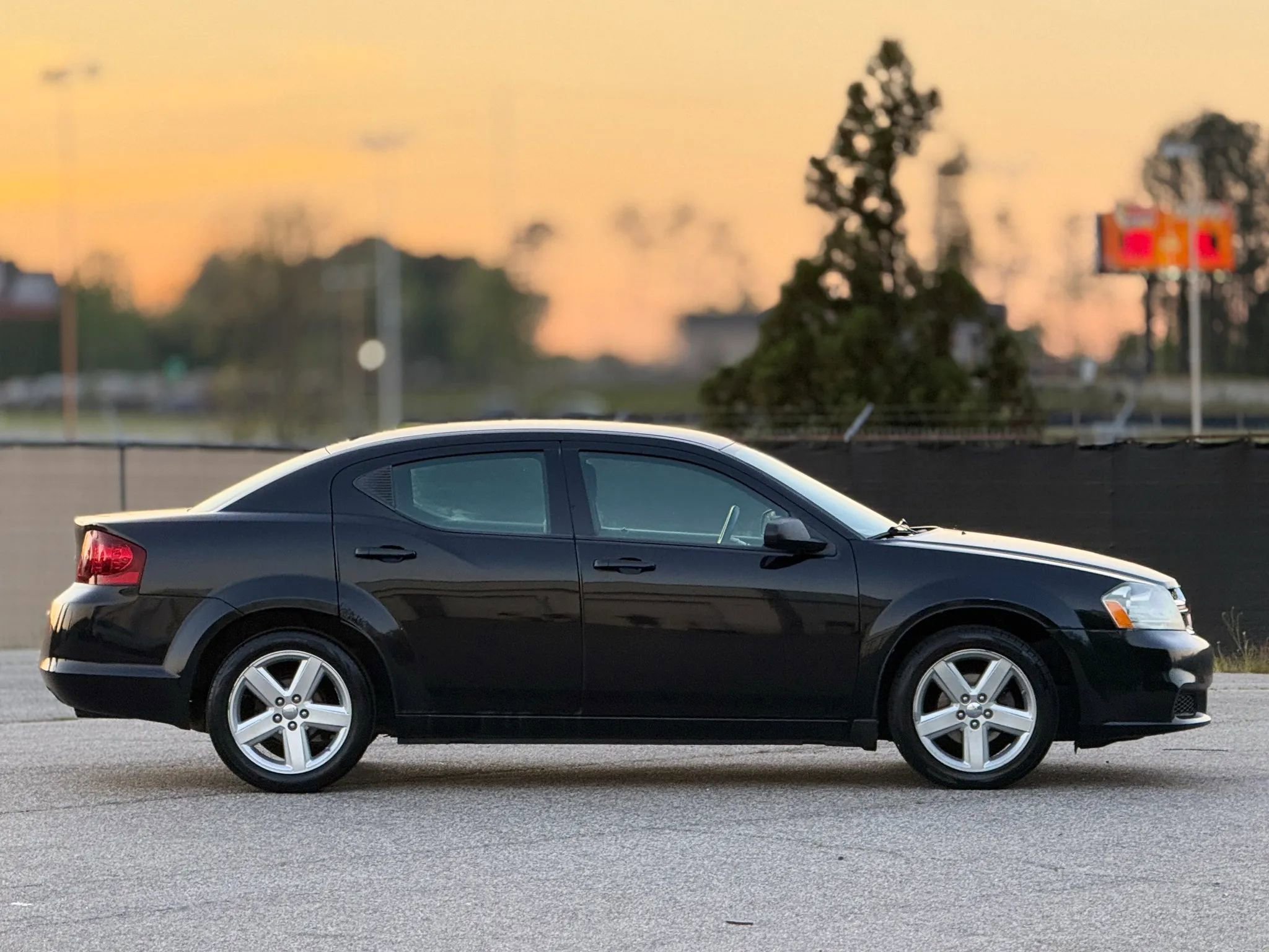 Used 2013 Dodge Avenger SE image 5